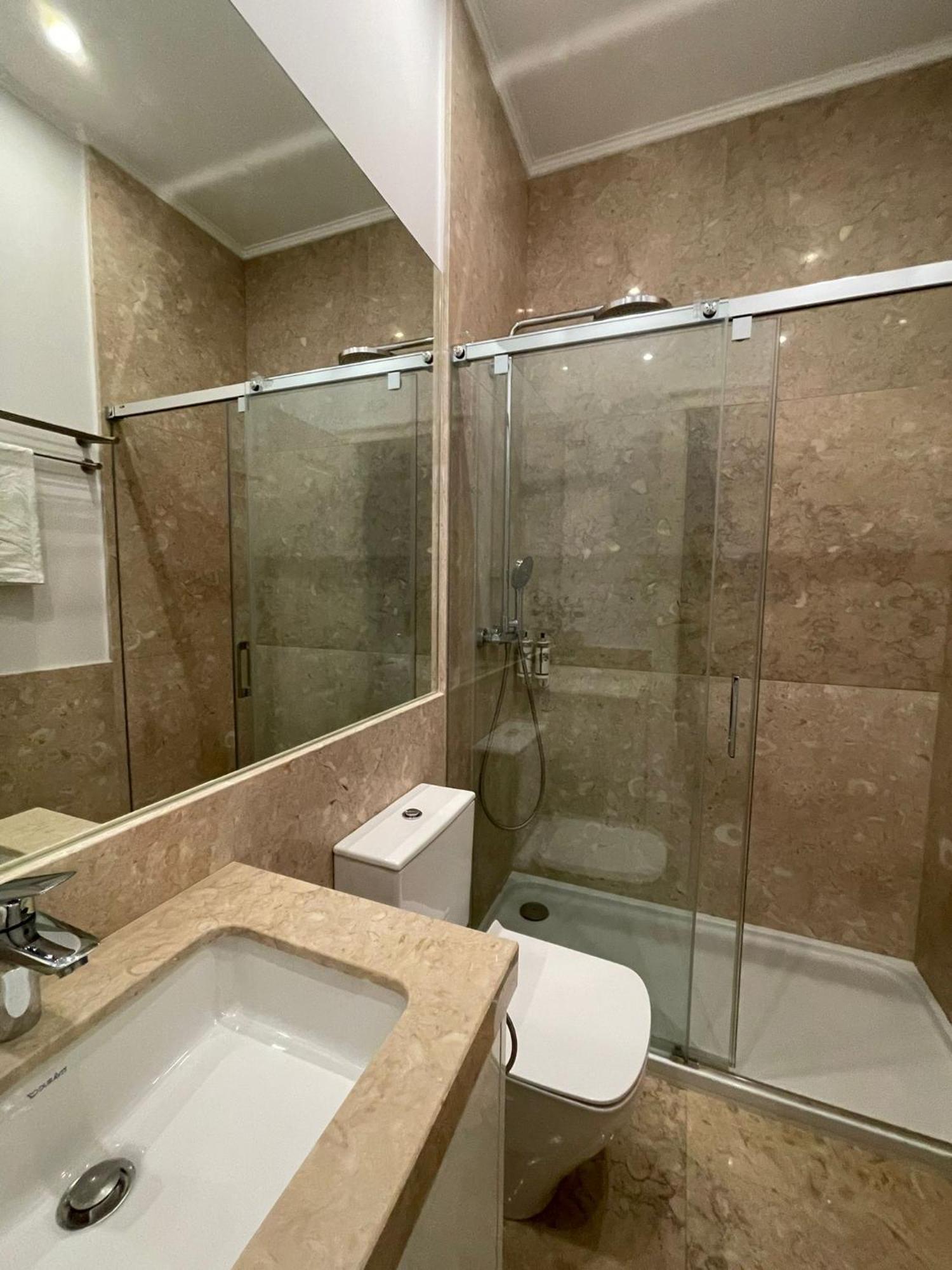 Double Room With Private Wc In Shared House In Downtown Лиссабон Экстерьер фото
